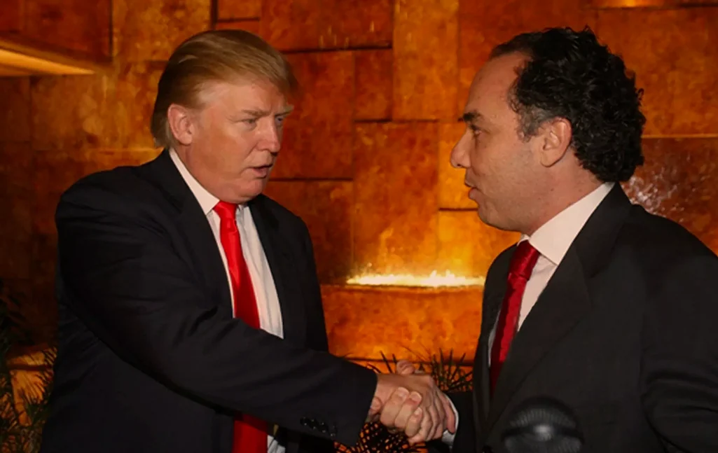 Ricardo Bellino e Donald Trump em um aperto de mão